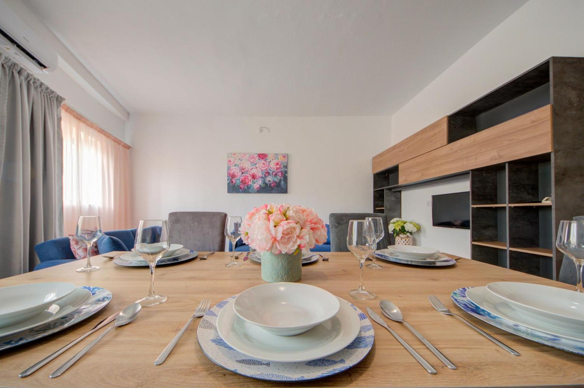 Exclusive 4-bedroom Side Seaviews By Shortletsmalta Appartement Sliema