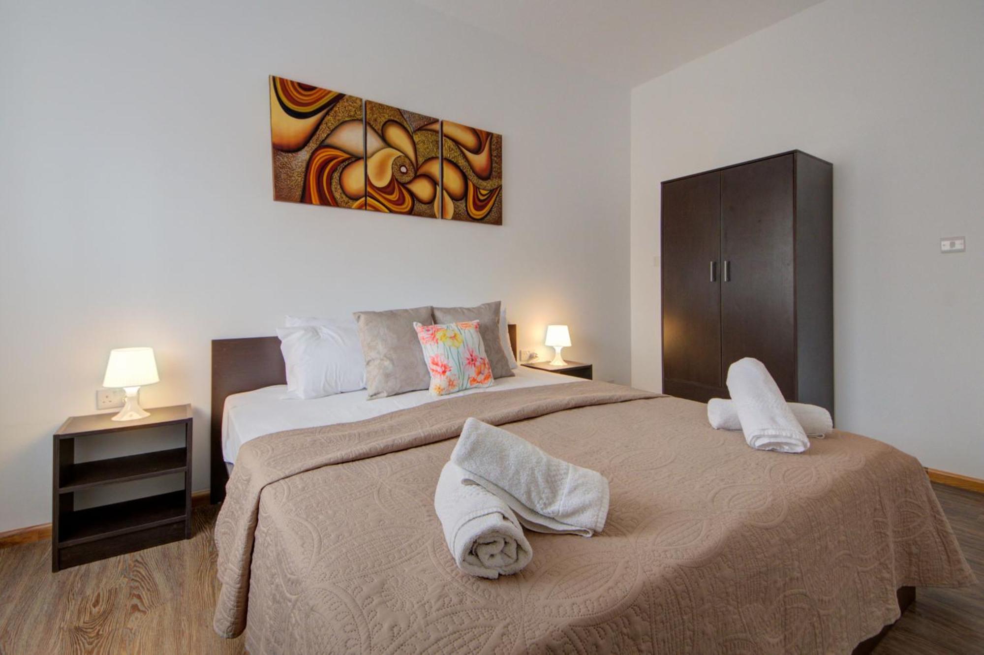 Exclusive 4-bedroom Side Seaviews By Shortletsmalta Appartement Sliema